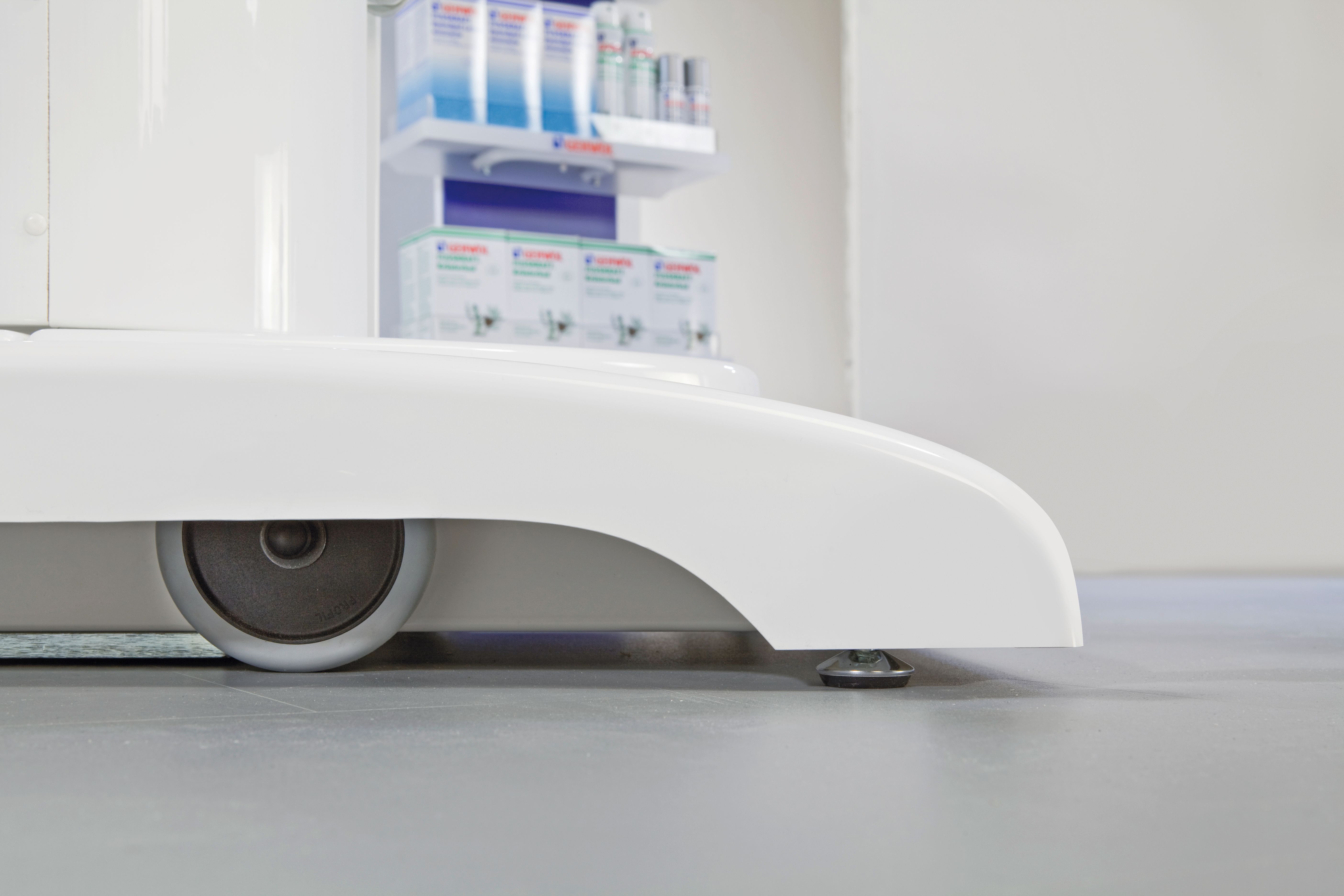 Integrierte Räder Fusspflegestuhl Concept F3, niedrige Einstiegshöhe 47cm